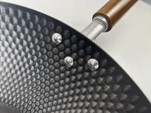New Arrival Diamond Design 32 Cm Nitriding Wok Pan Wooden Handle Woks Stir-fry Chinese Wok W/o Coating
