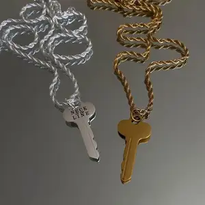 Chaîne de corde à bijoux en acier inoxydable pour femmes, personnalisé avec pendentif de clé avec mot gravé en or