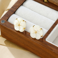 Exquisitos Pendientes Pequeños de Acero Inoxidable con PVD Dorado y Diseño Floral, de Alta Calidad, con Engaste de Garra y Concha Blanca, Pendientes de Flor de Moda