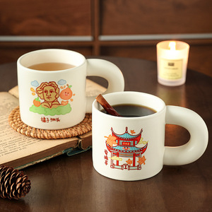 แก้วเซรามิคสร้างสรรค์ลายวัฒนธรรมแบบกำหนดเอง 330 มล. พิมพ์ลายสกรีน ของขวัญทางธุรกิจ แก้วน่ารักลายการ์ตูน - Product Image 1