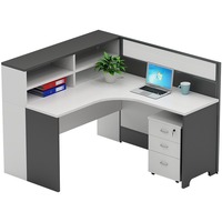 Ensemble de bureaux minimalistes blancs pour employés avec cloison en PVC et rangement intégré, adapté à quatre à six personnes