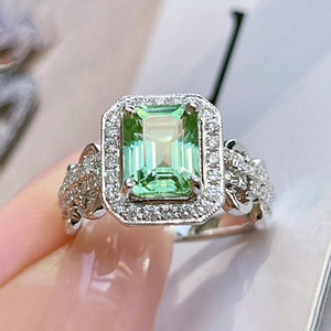 Anello Vintage di Lusso Rettangolare per Donne, Gioiello Audace da Indossare all'Indice - Product Image 3