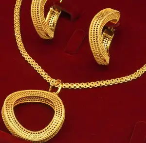 ドバイゴールドジュエリーセット24kネックレスイヤリングアフリカファッションゴールドメッキジュエリー女性用トレンディなデザイナージュエリーセット