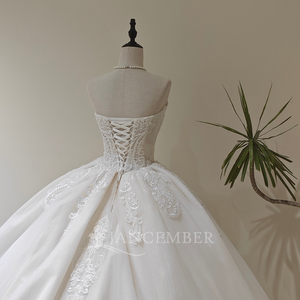 Vestido de Novia Moderno LY155 con Escote Redondo, Encaje Color Marfil, Cola de Capilla, Flores, Apliques de Cristal y Bordados - Product Image 4
