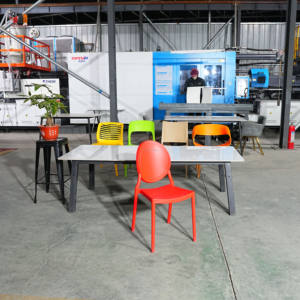 Chaise en acrylique artistique à dossier rond, design sculptural pour galerie d'art, espace événementiel, studio photo et lieu moderne - Product Image 4