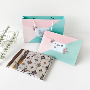 Collection d'été pour femmes professionnelles personnalisé Polyester carré écharpe et <span class=keywords><strong>mouchoirs</strong></span> rétro stéréo lettre imprimée en gros - Product Image 3