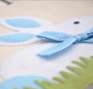 سلة أرنب عيد الفصح مخصصة بالجملة بتصميم مونوغرام مع فيونكة زرقاء ونمط البيض للديكور الاحتفالي وحقائب تخزين الحلوى - Product Image 3