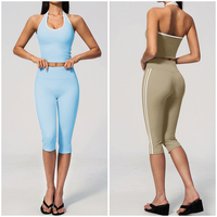 Ensemble de yoga deux pièces TZ4506-4 : débardeur à col en V et bretelles halter avec coussinets intégrés et legging capri, 30 % élasthanne, 70 % nylon
