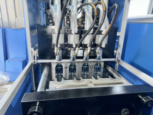 Macchina di soffiatore di plastica completa di alta qualità per piccole imprese quattro cavità semi-automatica - Product Image 3