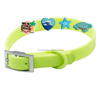 Collier pour Chien en PVC Imperméable avec Boucle en Alliage de Zinc Chromé Antirouille, Logo Personnalisé DIY, Orné de Breloques Mignonnes et Tendance