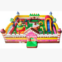 Château gonflable commercial pour événements, avec toboggan, parcours de roues et thème gâteau d'anniversaire, bonbons et anime, idéal pour location promotionnelle