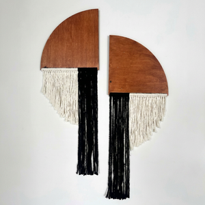 Décoration murale bohème en bois fait main avec franges en tons terreux naturels, art mural ovale en macramé - Product Image 5