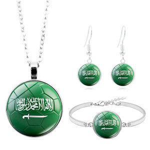 Juego de Joyería de <span class=keywords><strong>3</strong></span> Piezas con la Bandera de Arabia Saudita para el Partido de Fútbol 2026, Collar, Pulsera y Aretes con el Emblema Nacional, Venta al Por Mayor - Product Image 1