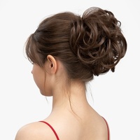 Vente en gros Nouveau design Perruques de cheveux bouclés et désordonnés Extensions de cheveux à clip avec peigne d'aspect naturel Chignon synthétique Queue de cheval pour femmes