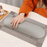 Coussin de manucure moderne en bois avec surface en cuir inclinée pour salons de manucure en bois naturel