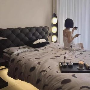 Lit flottant en cuir noir de style italien, taille double, tête de lit capitonnée, design minimaliste, mobilier de chambre principale - Product Image 2