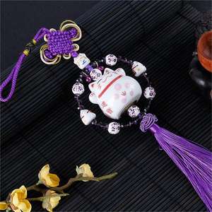 Fournisseur de pièces pendentifs de <span class=keywords><strong>voiture</strong></span> Lucky Cat céramique <span class=keywords><strong>maneki</strong></span> <span class=keywords><strong>neko</strong></span> cristal ornements suspendus de <span class=keywords><strong>voiture</strong></span> avec noeud chinois pour cadeau d'ami - Product Image 3