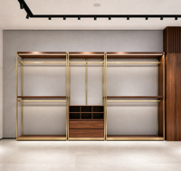 Étagère de présentation de vêtements de luxe avec cadre en métal doré, bois de noyer, éclairage LED, étagère murale pour boutique avec tiroirs de rangement