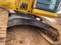 Excavatrice sur chenilles Komatsu PC1250HD de grande taille avec un puissant moteur de 775 ch. Les composants principaux incluent le moteur, la boîte de vitesses, la pompe à engrenages, le roulement, le PLC.
