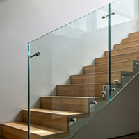 Rampe d'escalier minimaliste sans cadre avec verre feuilleté 8+8 pour l'escalier de la villa