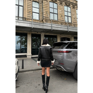 Chaqueta de Cuero Negra y Blanca con Cierre de Cremallera, Forro de Satén Afelpado, Plumas Decorativas y Perlas - Estilo Bomber Varsity de Piel de Oveja - Product Image 4