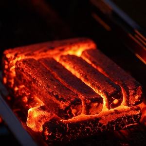 ถ่านอัดแท่ง HELIOCOAL ผลิตด้วยเครื่องจักร ความหนาแน่นสูง ติดไฟนาน 8000 กิโลแคลอรี/กก. <span class=keywords><strong>ค่า</strong></span>แคลอรี 100% จากไม้ไผ่ รูปทรงแท่งสี่เหลี่ยม - Product Image 2