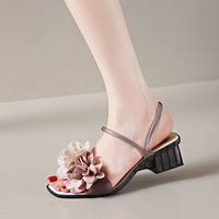 Chaussons d'été à talon moyen pour femmes Sandales plates à double port à la mode Fleurs Semelle épaisse polyvalente pour le style des vacances