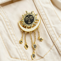 Lencana Kerah Sun Moon Pabrik Kunshan Berlapis Emas dengan Rantai Gantung Berhiaskan Bintang, Pin Rantai Enamel Keras Kustom