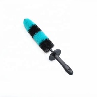 Produits de nettoyage automatique d'usine Poignée en PP Brosse à poussière de voiture Assure un dépoussiérage sûr Brosse propre Ensemble de brosses pour pneus de roues de voiture