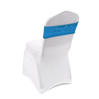 Housses de fauteuil en polyester élastique avec décorations en ruban et dos en sequins pour les célébrations d'hôtels et de mariages