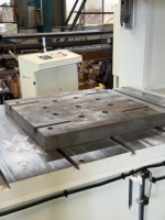 Presse hydraulique à côtés droits de haute précision 350T, contrôlée par CNC, pour le traitement des composants métalliques de quincaillerie