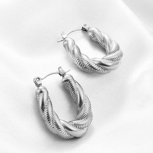 Boucles d'oreilles créoles torsadées en forme de serpent, double couche, en acier inoxydable plaqué or 14 carats, pour usage quotidien - Product Image 4