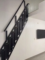 Escalier en verre rétractable moderne de type loft duplex intérieur/extérieur avec garde-corps en verre mural, accès au loft latéral du deuxième étage