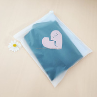 Vente en gros Sacs à vêtements personnalisés givrés avec fermeture à glissière auto-scellante Ziplock transparent en plastique fermeture à glissière logo imprimé pour chemise vêtements