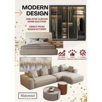 Chambre à coucher moderne en bois massif avec lit king-size confortable, armoire, table de chevet et fauteuil individuel pour la maison ou l'hôtel