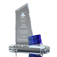 Trophée en cristal trapézoïdal avec accent bleu - Récompense personnalisée pour l'excellence et les étapes importantes des entreprises