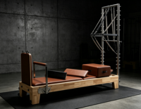 Reformer Pilates semi-élevé en bois de chêne avec tour de reformer en aluminium, lit d'entraînement multifonctionnel pour le renforcement du tronc, pour studio de Pilates et salle de sport