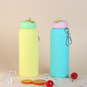 Bouteille d'eau pliable en silicone liquide sans BPA pour les sports de plein air, la salle de sport et les voyages, avec couvercle en plastique et paille pour boire, personnalisable avec logo - Product Image 4