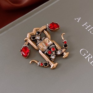 Broche lettre sertie de diamants avec placage or véritable, bijoux de luxe français de style ancien pour seniors, vente en gros - Product Image 1