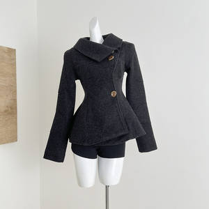 Poncho long en laine noire pour femme, style défilé de mode, avec taille ajustée, ourlet à volants et simple boutonnage, modèle Vivian - Product Image 2