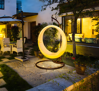 Chaise suspendue en plastique éclairée par LED moderne pour patio, jardin, cour ou hôtel, style contemporain