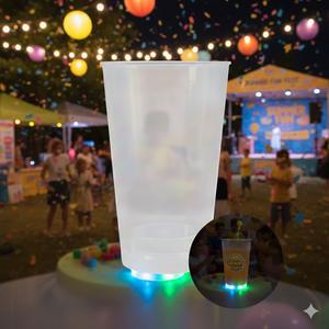 Bicchiere per Bambini da 23 Once con Luci LED Lampeggianti Grafica Personalizzabile Scelta tra Cannuccia Flessibile o Dritta Logo Personalizzato Produzione in Fabbrica - Product Image 1