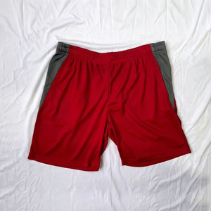 Shorts de sport pour homme NIMO, rouge, longueur genou, avec bande latérale grise, séchage rapide, taille élastique, tissu tricoté en polyester - Product Image 1