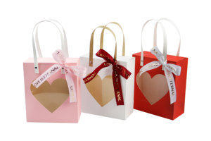 Sac cadeau en papier pour la Saint-Valentin avec fenêtre transparente en forme de cœur, sac à friandises pour la Saint-Valentin avec ruban pour mariage - Product Image 4