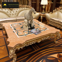 Table basse en marbre rose haut de gamme, pieds sculptés plaqués or, style baroque premium, pièce maîtresse