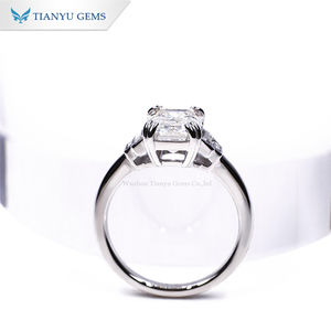 Anillo <span class=keywords><strong>de</strong></span> <span class=keywords><strong>Cinco</strong></span> Piedras Tianyu Gems, Oro Blanco <span class=keywords><strong>de</strong></span> 10k, Corte Esmeralda, Color GH, Diamantes Moissanita, Anillo <span class=keywords><strong>de</strong></span> Bodas para Mujer - Product Image 4