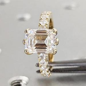 GIA・IGI認定 CVD HPHT ラボグロウンダイヤモンド 14K・18Kソリッドゴールド レディース リング エメラルドカット ヒドゥンヘイロー 婚約指輪 - Product Image 1