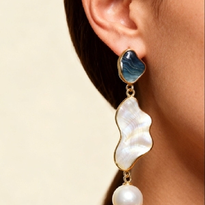Zenjoys [Hong Kong International Jewellery Show] Pendientes asimétricos de perlas esmaltadas inspirados en el océano, con nácar - Product Image 3