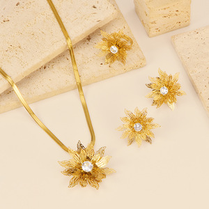 Juego de <span class=keywords><strong>Accesorios</strong></span> de Alta Calidad con Diseño Clásico de Flores, Incrustaciones de Perlas y Circonitas, Chapado en Oro de 18k, <span class=keywords><strong>Joyería</strong></span> de Acero Inoxidable para Bodas y Fiestas - Product Image 1