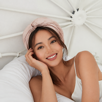 Topi tidur berbahan 100% sutra ini anti kusut, lembut, nyaman, dan ramah di rambut serta kulit Anda.